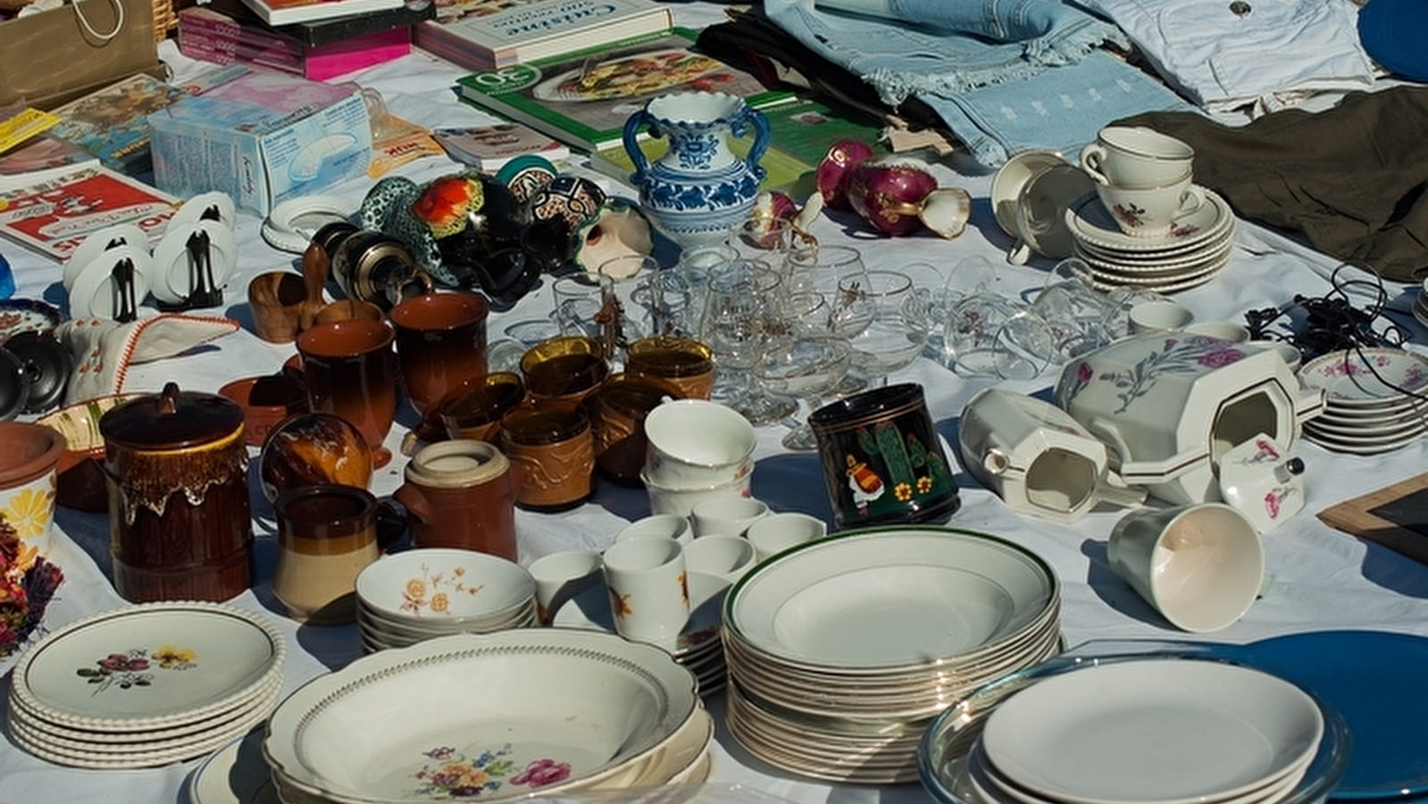 Garage sales, second-hand goods and antiques