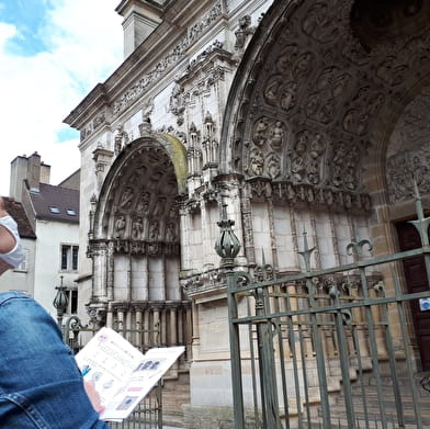 Sacred treasure hunt in the centre of Dijon