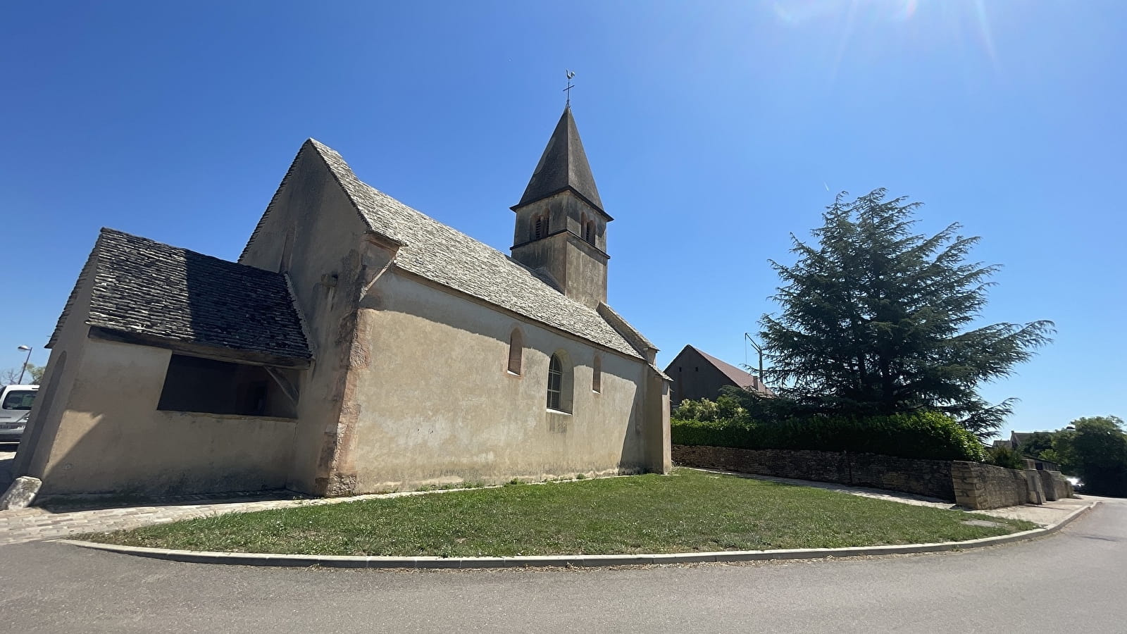Eglise Saint-Martin et croix devant l'église