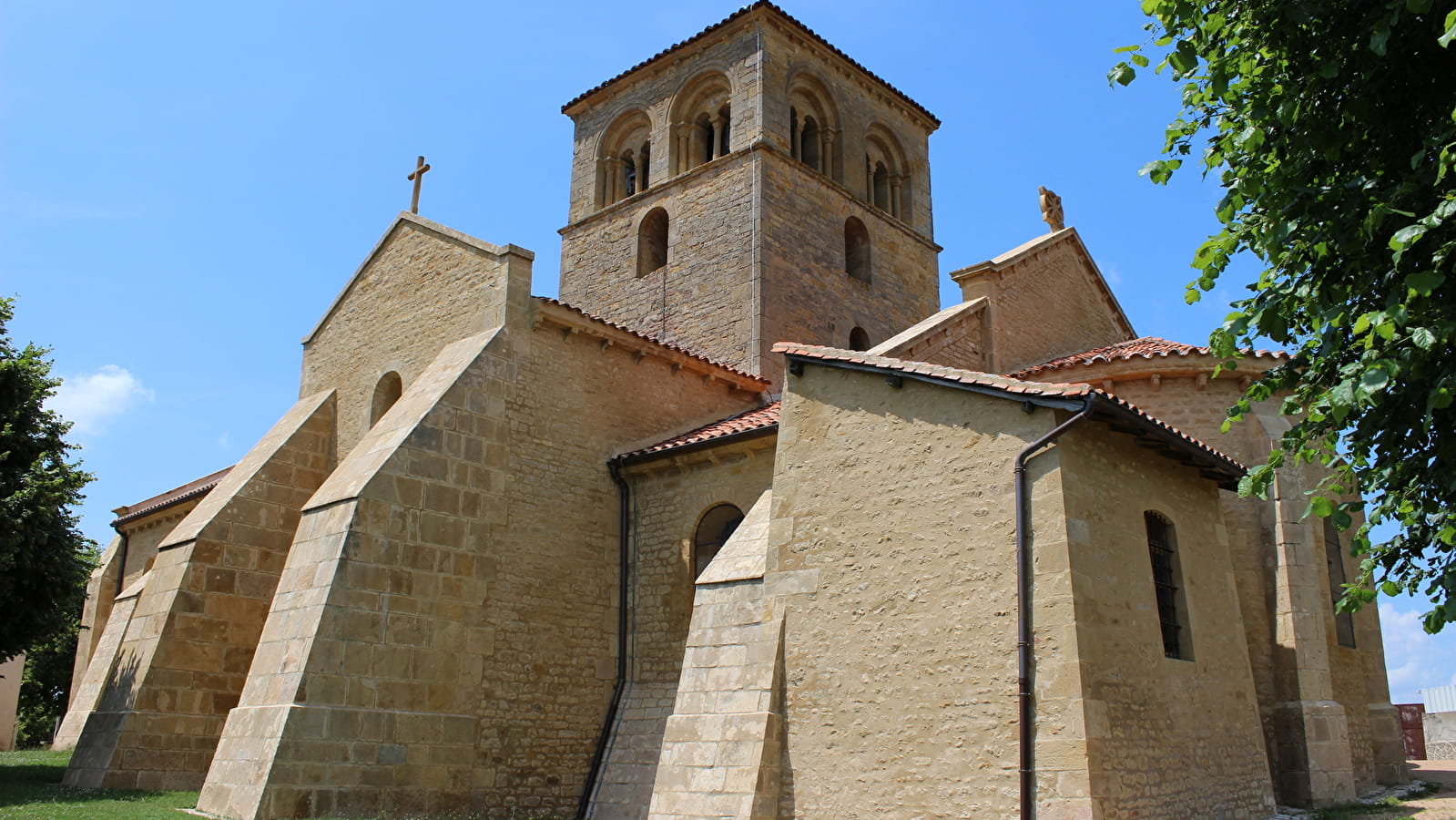 Guided tour of the Romanesque church, a Cluniac site