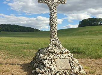 La croix Pothey - Calvaire en pierres percées - CHAMPLITTE