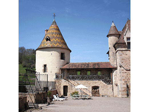 Château de Ménessaire : La Tour Féodale 'Mélusine'