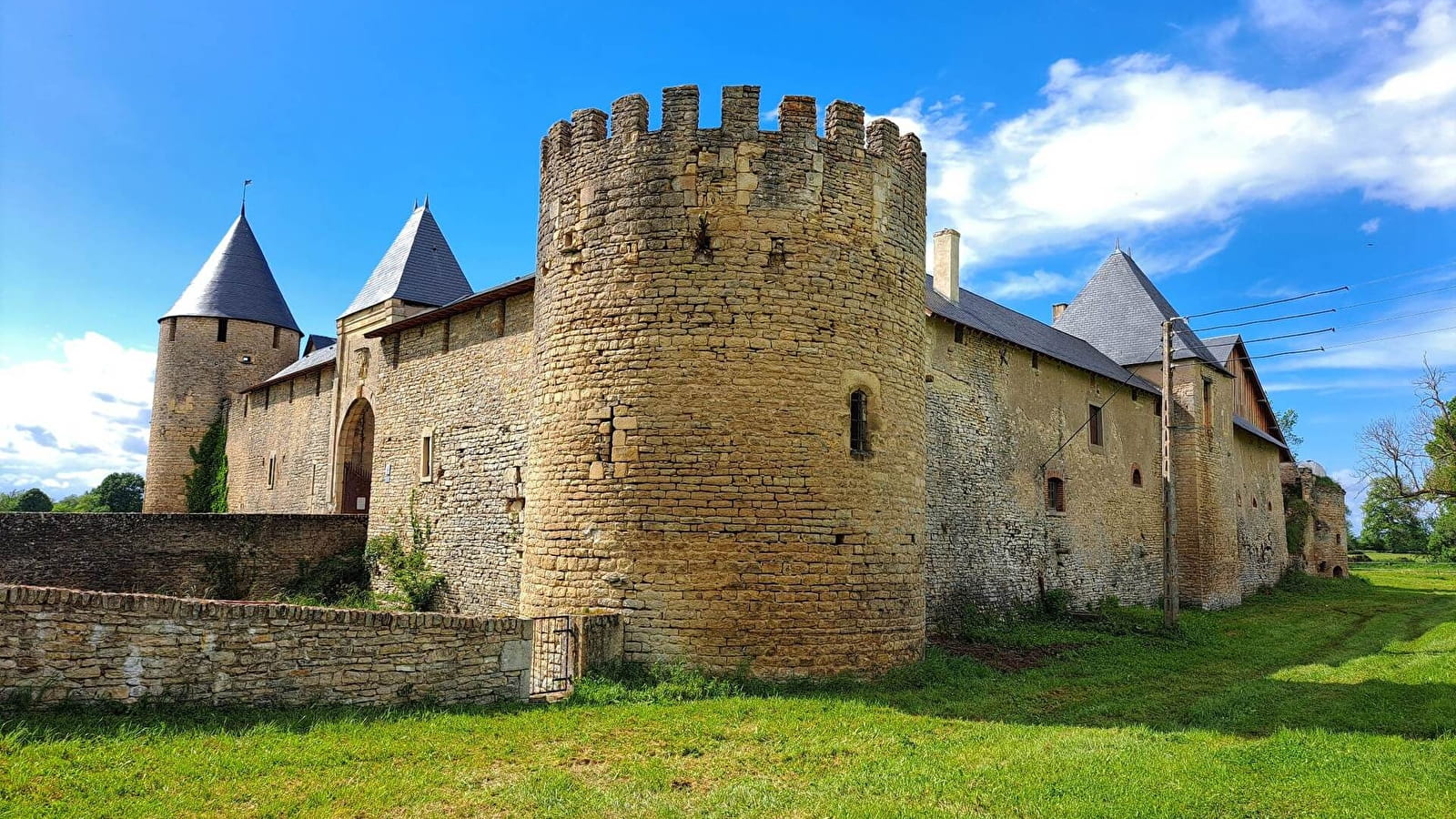 Visit to the medieval castle of Villars   