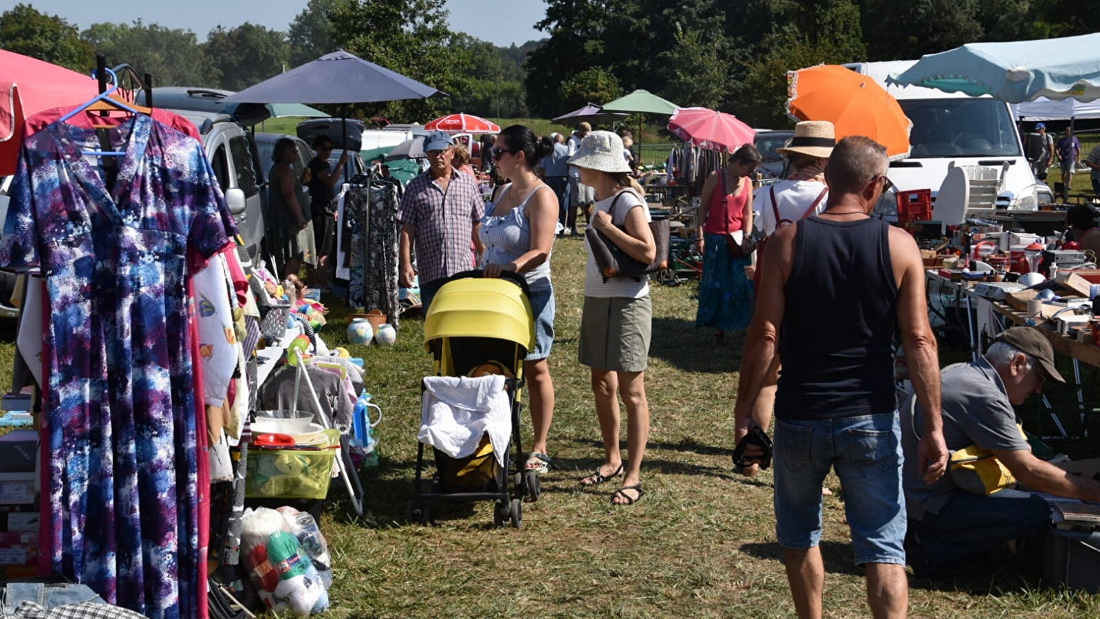 Traditional flea market on the banks of the Saône