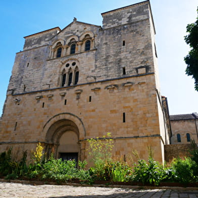 Guided tour: At the edge of the town, the priory of Saint Etienne and its village