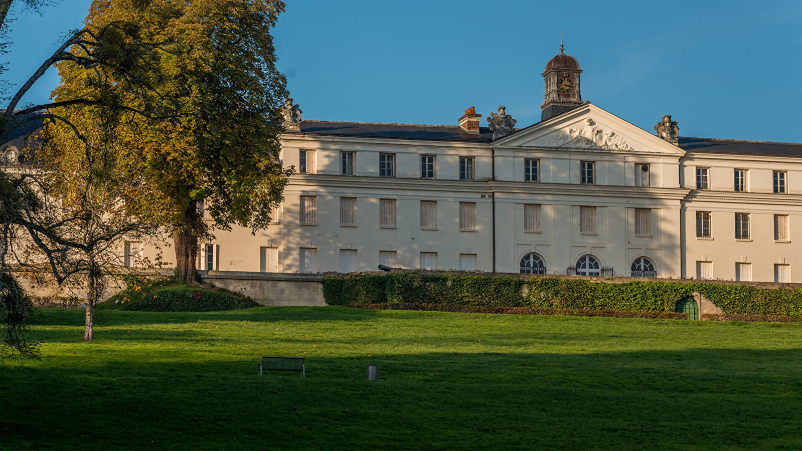 Guided tour - Château de la Verrerie 'Côté cour et côté jardin