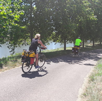The Canal du Nivernais cycle route (V51)