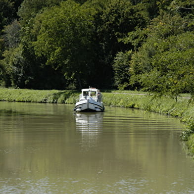 The Nivernais Canal, a river itinerary
