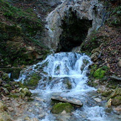 Grotte du Bel Affreux, avec source pétrifiante et cascade