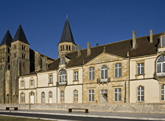 Cloître de la Basilique - Ancien prieuré Notre-Dame - PARAY-LE-MONIAL